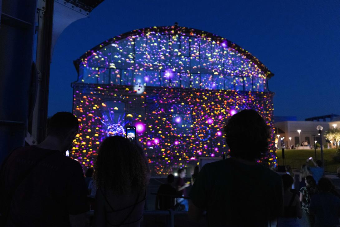 Parte dell'installazione videomapping "Forme e colori di una scoperta" proiettata sulla facciata del Gazometro, Roma